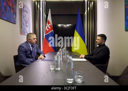 Ouzhhorod, Ukraine. 05 septembre 2025. Le président ukrainien Volodymyr Zelenskyy, à droite, lors d’une rencontre bilatérale avec le premier ministre slovaque Robert Fico, à gauche, au Derenivska Spa, le 5 septembre 2025 à Uzhhorod, en Ukraine. FICO est proche du président russe Vladimir Poutine et dépend du pétrole russe pour l’économie slovaque. Crédit : Présidence ukrainienne/Bureau de presse présidentiel ukrainien/Alamy Live News Banque D'Images