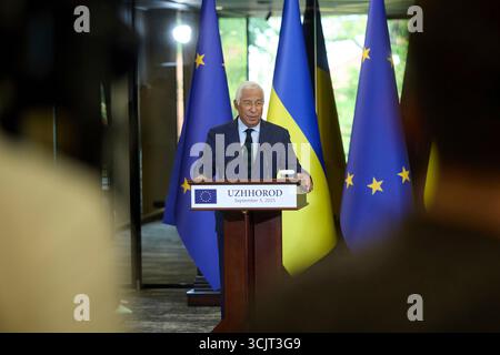 Ouzhhorod, Ukraine. 05 septembre 2025. Antonio Costa, président du Conseil européen, répond à une question posée lors d'une conférence de presse conjointe organisée par le président ukrainien Volodymyr Zelenskyy, au Derenivska Spa, le 5 septembre 2025 à Uzhhorod, Ukraine. Costa a fait l’éloge de Zelenskyy et des Ukrainiens et a promis le soutien européen pour continuer leur défense contre l’invasion russe. Crédit : Présidence ukrainienne/Bureau de presse présidentiel ukrainien/Alamy Live News Banque D'Images