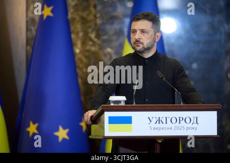 Ouzhhorod, Ukraine. 05 septembre 2025. Le président ukrainien Volodymyr Zelenskyy, écoute une question lors d’une conférence de presse conjointe avec le président du Conseil européen Antonio Costa au Derenivska Spa, le 5 septembre 2025 à Ouzhhorod, Ukraine. Costa a fait l’éloge de Zelenskyy et des Ukrainiens et a promis le soutien européen pour continuer leur défense contre l’invasion russe. Crédit : Présidence ukrainienne/Bureau de presse présidentiel ukrainien/Alamy Live News Banque D'Images