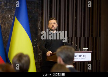 Ouzhhorod, Ukraine. 05 septembre 2025. Le président ukrainien Volodymyr Zelenskyy, écoute une question lors d’une conférence de presse conjointe avec le premier ministre slovaque Robert Fico au Derenivska Spa, le 5 septembre 2025 à Uzhhorod, en Ukraine. FICO est proche du président russe Vladimir Poutine et dépend du pétrole russe pour l’économie slovaque. Crédit : Présidence ukrainienne/Bureau de presse présidentiel ukrainien/Alamy Live News Banque D'Images