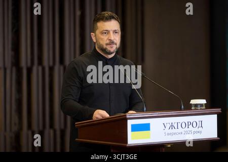 Ouzhhorod, Ukraine. 05 septembre 2025. Le président ukrainien Volodymyr Zelenskyy, écoute une question lors d’une conférence de presse conjointe avec le premier ministre slovaque Robert Fico au Derenivska Spa, le 5 septembre 2025 à Uzhhorod, en Ukraine. FICO est proche du président russe Vladimir Poutine et dépend du pétrole russe pour l’économie slovaque. Crédit : Présidence ukrainienne/Bureau de presse présidentiel ukrainien/Alamy Live News Banque D'Images