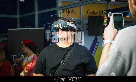 Izmir, Turquie. 7 septembre 2025. Un jeune homme utilise un casque de réalité virtuelle lors du stand de Bosnie-Herzégovine à la Foire d’Izmir, testant la technologie de réalité virtuelle à l’exposition culturelle crédit : İdil Toffolo/Alamy Live News Banque D'Images
