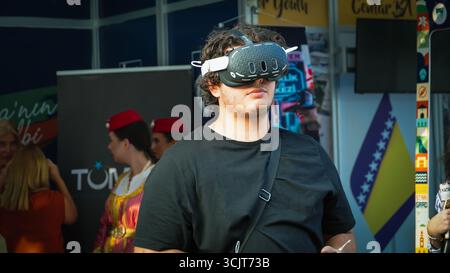Izmir, Turquie. 7 septembre 2025. Un jeune homme utilise un casque de réalité virtuelle lors du stand de Bosnie-Herzégovine à la Foire d’Izmir, testant la technologie de réalité virtuelle à l’exposition culturelle crédit : İdil Toffolo/Alamy Live News Banque D'Images