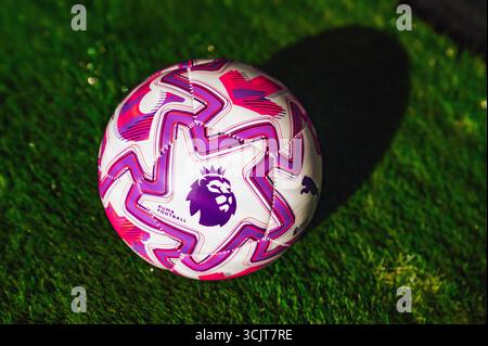 VIENNE, AUTRICHE, 26 MAI 2025 : premier League Official Ball 2025/2026 par Puma sur le terrain de football Banque D'Images