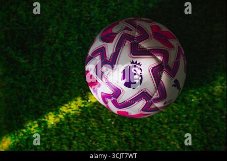 VIENNE, AUTRICHE, 26 MAI 2025 : le ballon officiel de la Puma premier League 2025/2026 est placé sur l'herbe de football Banque D'Images