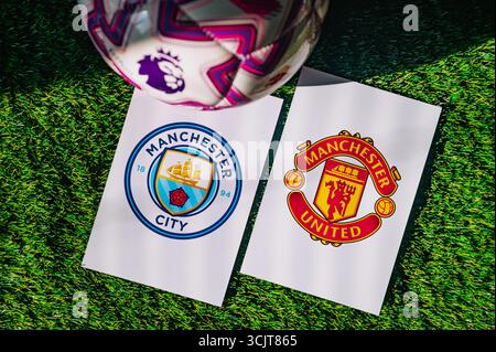 VIENNE, AUTRICHE, 26 MAI 2025 : Manchester City vs Manchester United Derby match en premier League. Logo du club et ballon officiel sur le football vert Banque D'Images