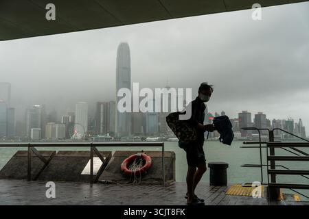 Hong Kong, Chine. 8 septembre 2025. Un homme réagit au vent lors du typhon Tapah à Hong Kong. Le typhon Tapah a traversé Hong Kong aujourd'hui, l'observatoire de Hong Kong émettant le signal d'alerte au typhon no.8. (Crédit image : © Vernon Yuen/Nexpher images via ZUMA Press Wire) USAGE ÉDITORIAL SEULEMENT ! Non destiné à UN USAGE commercial ! Banque D'Images