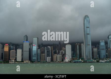 Hong Kong, Chine. 8 septembre 2025. Le port de Victoria et la ligne d'horizon centrale pendant le typhon Tapah à Hong Kong. Le typhon Tapah a traversé Hong Kong aujourd'hui, l'observatoire de Hong Kong émettant le signal d'alerte au typhon no.8. (Crédit image : © Vernon Yuen/Nexpher images via ZUMA Press Wire) USAGE ÉDITORIAL SEULEMENT ! Non destiné à UN USAGE commercial ! Banque D'Images