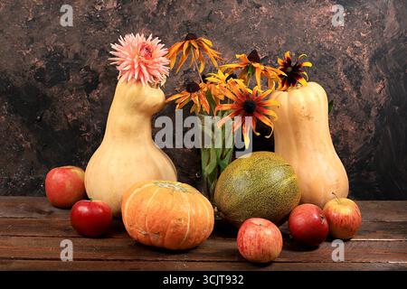 Happy Thanksgiving concept, fond d'automne avec des citrouilles saisonnières, des melons, des pommes et des fleurs sur un vieux fond en bois, espace de copie, fo sélectif Banque D'Images