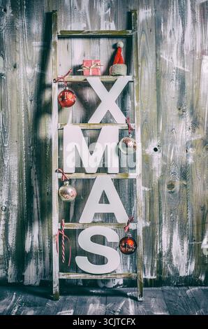 Lettres de NOËL et décorations de Noël sur une échelle en bois Banque D'Images