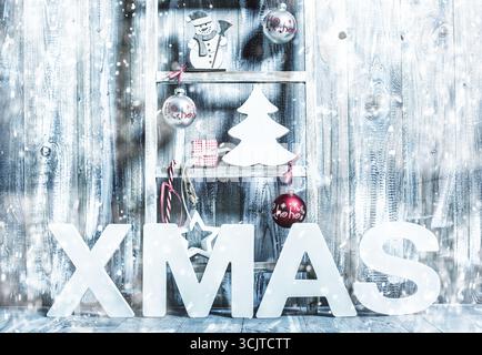 Lettres de NOËL et décorations de Noël sur une échelle en bois Banque D'Images