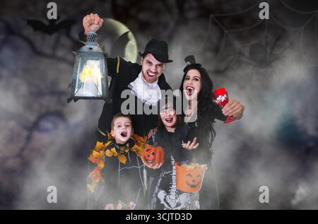 Famille habillée de costumes effrayants pour Halloween Banque D'Images