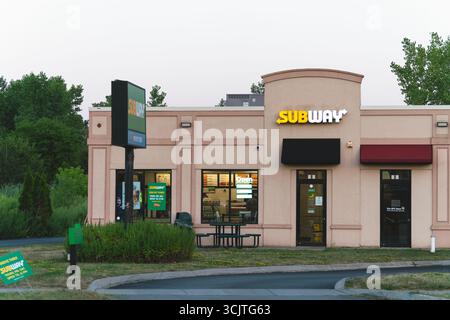 Utica, NY - 15 août 2025 : vue en soirée du Subway Restaurant, une chaîne mondiale de restauration rapide spécialisée dans les sandwichs sous-marins personnalisables, wraps, salades Banque D'Images