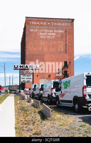 Syracuse, NY - 18 août 2025 : vue sur le bâtiment U-Haul et la flotte de vehciles, est le plus grand locataire de remorques, camions et unités de self-stockage dans l'unité Banque D'Images