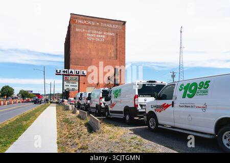 Syracuse, NY - 18 août 2025 : vue sur le bâtiment U-Haul et la flotte de vehciles, est le plus grand locataire de remorques, camions et unités de self-stockage dans l'unité Banque D'Images