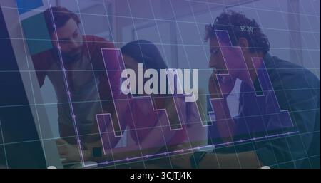 Analyse des données équipe de trois collègues examinant la superposition de graphique à barres sur le bureau en bois, avec moniteur Banque D'Images