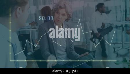 Présentation d'une femme mature faisant des gestes sur tablette dans la zone de conférence, avec table ronde et superposition graphique Banque D'Images