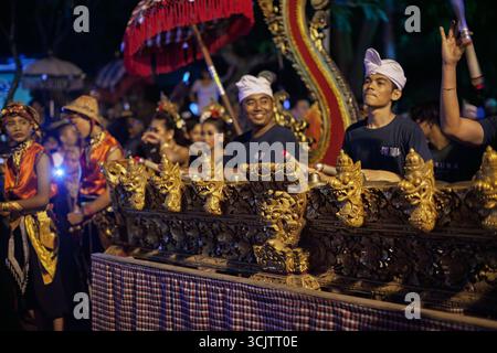 Denpasar, île de Bali, Indonésie - 16 mars 2018 : de jeunes musiciens vêtus de costumes ethniques balinais jouent de la musique traditionnelle au tradi balinais Banque D'Images