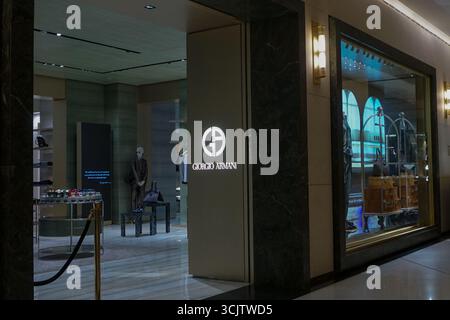 Madrid, Espagne. 08 septembre 2025. Entrée dans un magasin Armani à Madrid en hommage au designer italien Giorgio Armani le jour de ses funérailles, tous les magasins du monde entier sont restés fermés ce lundi 8 septembre. Giorgio Armani est décédé le 4 septembre à Milan, en Italie, à l’âge de 91 ans. Crédit : SOPA images Limited/Alamy Live News Banque D'Images