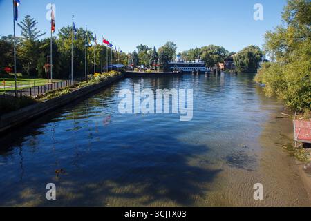 Quelques drapeaux de Toronto et du Canada à Wards Island, Ontario Lake, Toronto, Ontario, Canada Banque D'Images