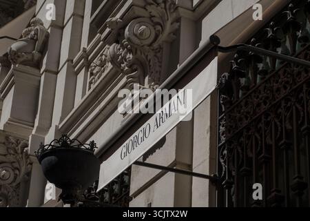 Madrid, Espagne. 08 septembre 2025. Auvent sur la façade d’un magasin Armani à Madrid en hommage au designer italien Giorgio Armani le jour de ses funérailles, tous les magasins du monde entier sont restés fermés ce lundi 8 septembre. Giorgio Armani est décédé le 4 septembre à Milan, en Italie, à l’âge de 91 ans. (Photo de David Canales/SOPA images/SIPA USA) crédit : SIPA USA/Alamy Live News Banque D'Images