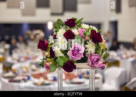 décoration de design floral de pièce maîtresse, fleurs ouvertes roses lors d'un événement de banquet Banque D'Images