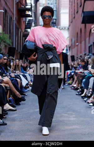 New York, Vereinigte Staaten. 09th Sep, 2025. RACHEL COMEY Spring-Summer 2026 Runway pendant la Fashion week de New York le 2025 septembre - New York, US 08/09/2025 Credit : dpa/Alamy Live News Banque D'Images