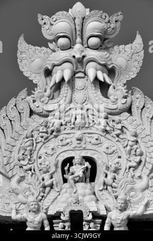 Photo en noir et blanc des divinités gardiennes sur le gopuram du temple Subramanyam à Tiruchendur Banque D'Images
