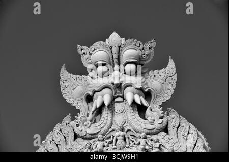Photo en noir et blanc des divinités gardiennes sur le gopuram du temple Subramanyam à Tiruchendur Banque D'Images