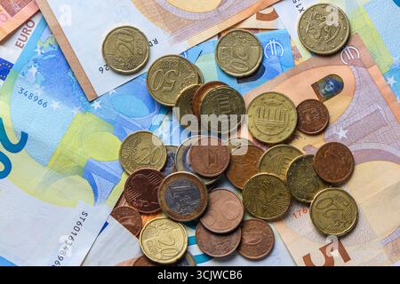Gros plan sur les billets et les pièces en euros de différentes valeurs unitaires, concept financier et commercial. Banque D'Images