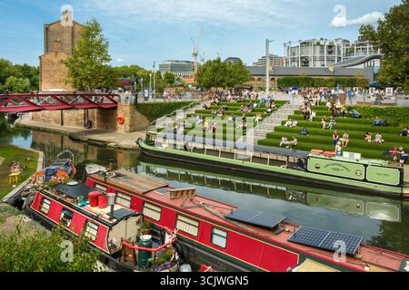 Londres, Angleterre - Une scène de week-end familière où les gens s'assoient sur les marches à côté du Regent's canal à Camden, au nord de Londres, profitant du soleil de la fin de l'été Banque D'Images