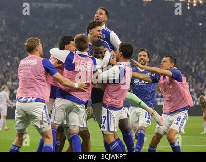 Schalke, Deutschland. 23 août 2025. firo : 23.08.2025, Football : 2.Bundesliga FC Schalke 04 - VfL Bochum but jubilation à 2 :1 Bryan Lasme du FC Schalke 04 crédit : dpa/Alamy Live News Banque D'Images