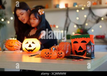 Célébration d'Halloween. Mère et fille appréciant les décorations de citrouille ensemble. Banque D'Images