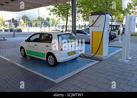 Voiture électrique en charge au hub de mobilité et à la station de recharge Shell, HofPlain 19, Rotterdam, pays-Bas, août 2025 Banque D'Images
