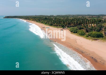 La plage de Nilaveli, au Sri Lanka, montre de l'eau turquoise rencontrant le rivage de sable Banque D'Images