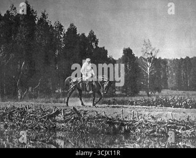 Romancier russe Leo Tolstoï avec son cheval préféré Delir, Yasnaya Polyana, Russie 1908 Banque D'Images