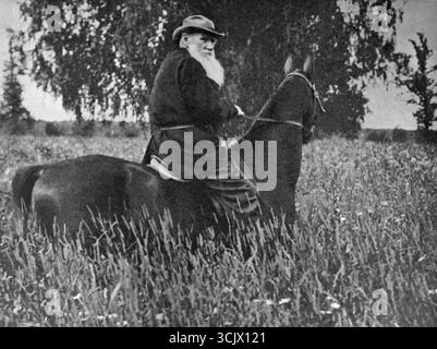 Romancier russe Leo Tolstoï avec son cheval préféré Delir, Yasnaya Polyana, Russie 1908 Banque D'Images