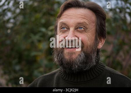 Portrait d'un homme âgé de penser ou de rêver ou de résoudre des problèmes. Homme âgé barbu caucasien de nature. Faites face à la rêverie masculine caucasienne barbu du Banque D'Images