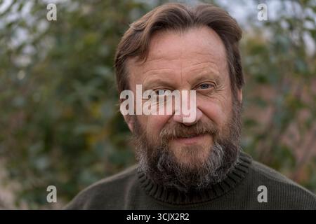 Portrait d'un homme âgé de penser ou de rêver ou de résoudre des problèmes. Homme âgé barbu caucasien de nature. Faites face à la rêverie masculine caucasienne barbu du Banque D'Images