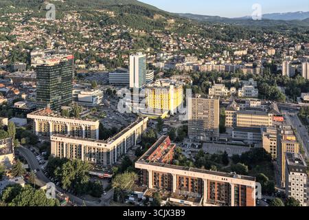 Bosnie-Herzégovine, Sarajevo Centar, Marijin Dvor : Holiday-Inn Hotel [Ivan Štraus, 1983], Parlement et bâtiment du musée national Banque D'Images