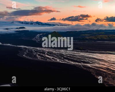 Vue aérienne de la colline volcanique islandaise, du glacier et du coucher du soleil Banque D'Images