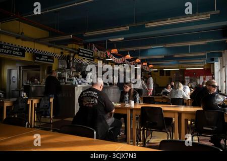 Réunion de motards assister à la 31e réunion annuelle Ace Cafe avant le « Cafe Racer Ride Out » au départ de l'Ace célébrant le 66e anniversaire du 59 Club. Banque D'Images