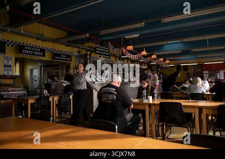 Réunion de motards assister à la 31e réunion annuelle Ace Cafe avant le « Cafe Racer Ride Out » au départ de l'Ace célébrant le 66e anniversaire du 59 Club. Banque D'Images