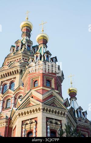 La cathédrale des Saints Pierre et Paul est sous le ciel bleu, photo verticale. Il a été conçu par Nikolaï Sultanov et achevé en 1905 Banque D'Images