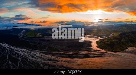 Vue aérienne du glacier islandais, du cratère volcanique et des rivières tressées Banque D'Images