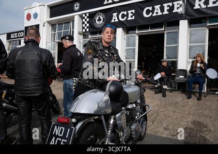 Réunion de motards assister à la 31e réunion annuelle Ace Cafe avant le « Cafe Racer Ride Out » au départ de l'Ace célébrant le 66e anniversaire du 59 Club. Banque D'Images