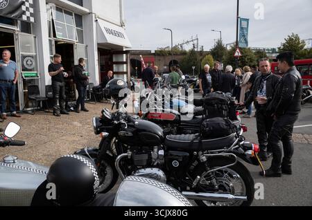 Réunion de motards assister à la 31e réunion annuelle Ace Cafe avant le « Cafe Racer Ride Out » au départ de l'Ace célébrant le 66e anniversaire du 59 Club. Banque D'Images