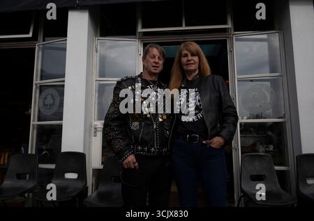 Réunion de motards assister à la 31e réunion annuelle Ace Cafe avant le « Cafe Racer Ride Out » au départ de l'Ace célébrant le 66e anniversaire du 59 Club. Banque D'Images