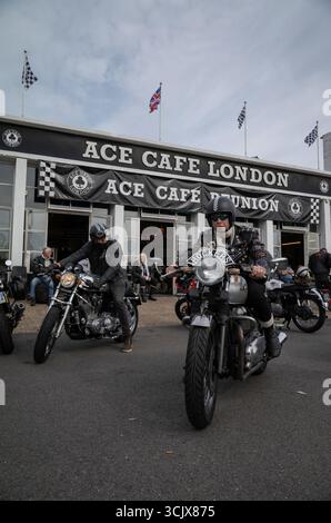 Réunion de motards assister à la 31e réunion annuelle Ace Cafe avant le « Cafe Racer Ride Out » au départ de l'Ace célébrant le 66e anniversaire du 59 Club. Banque D'Images