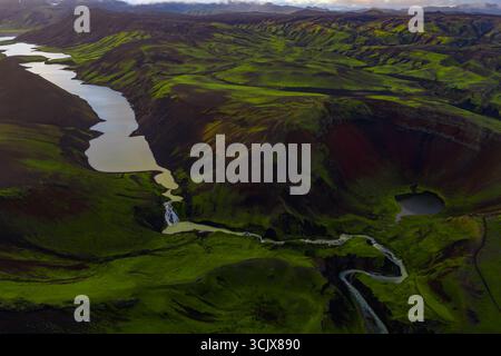 Vue aérienne du cratère islandais, de la rivière, de la cascade et du lac Banque D'Images